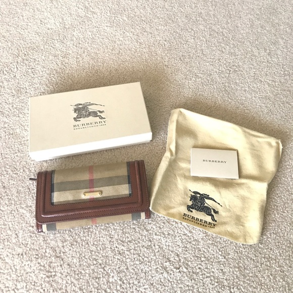 Burberry Handbags - Women's Burberry continental wallet